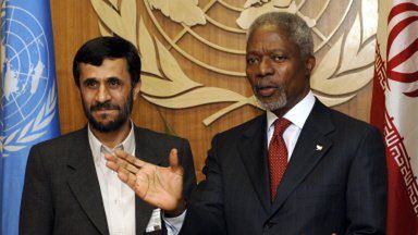 Ahmadineżad z Kofim Annanem