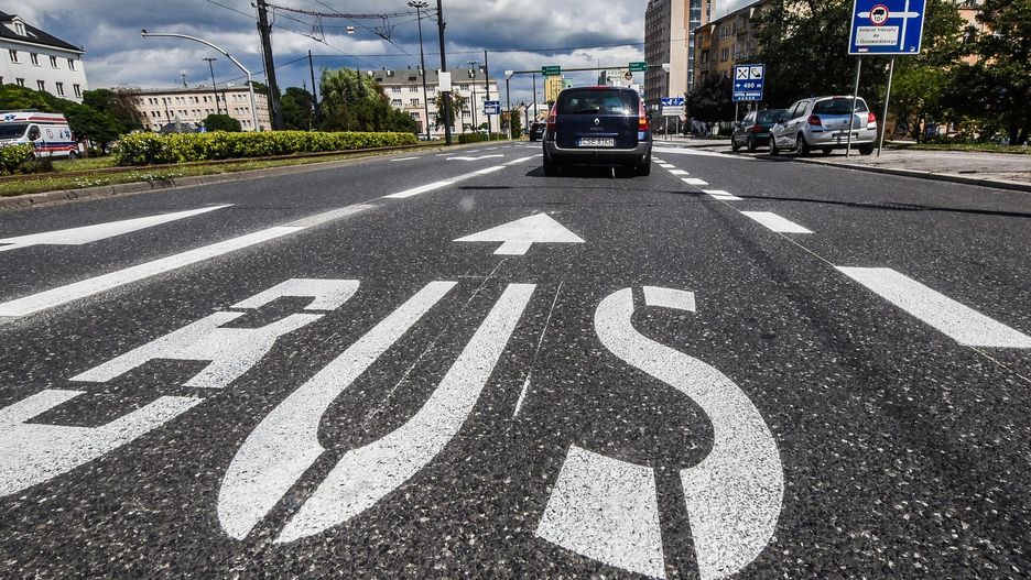 Osobówką po buspasie. Ułatwienie życia kierowcom