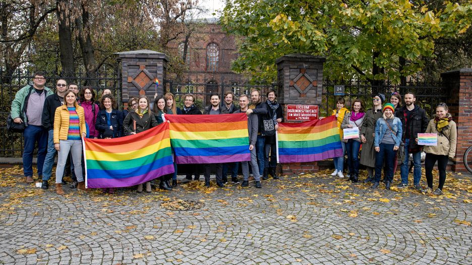 Absolwenci przed LO św. Marii Magdaleny w Poznaniu