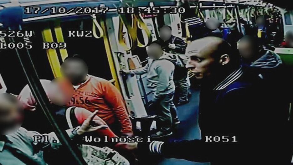 Incydent zarejestrowały kamery monitoringu tramwaju.