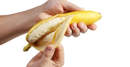 Nie wyrzucaj skórki banana do kosza. Oto jak możesz ją zastosować w domu