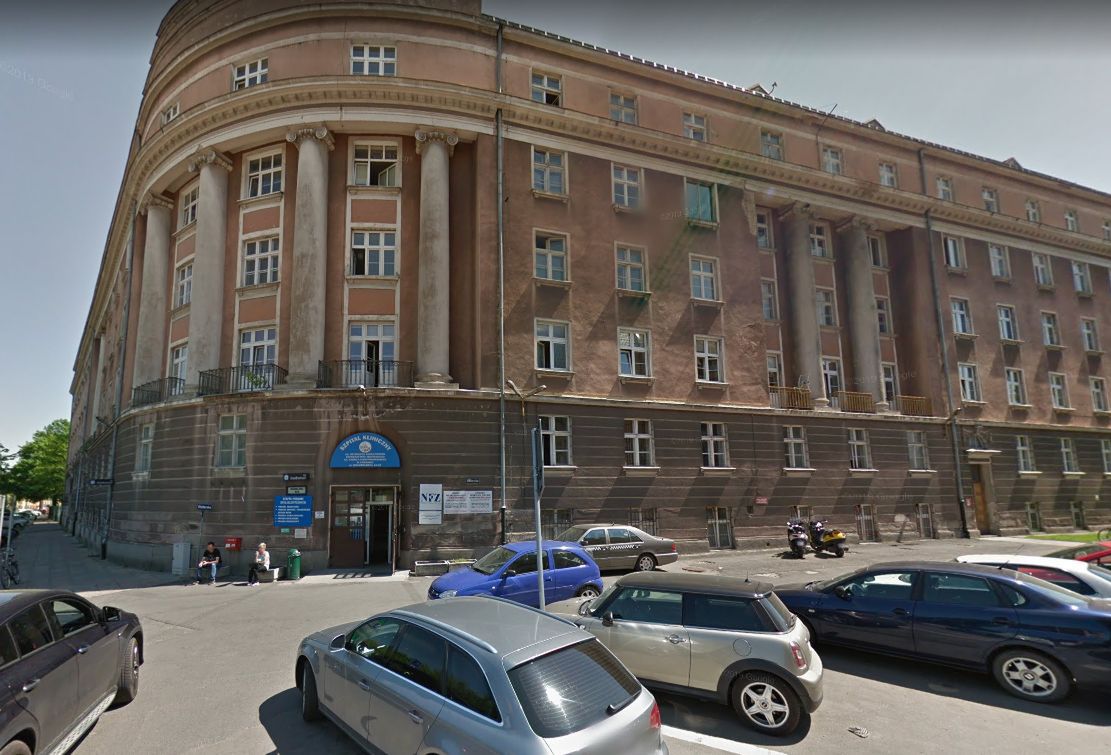 Poznań. Szpital wypuścił 70-letnią kobietę w samej piżamie. Pieszo szła do domu