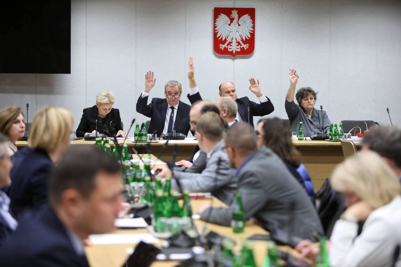 13. emerytura. Skąd pieniądze? Sejmowa komisja zmienia decyzję Senatu