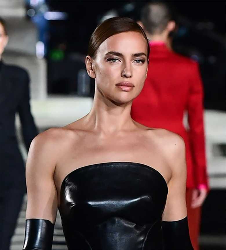 Irina Shayk w upiętych włosach podczas pokazu