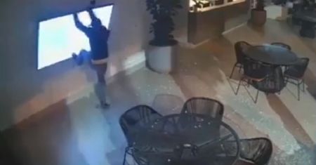 Złodzieje próbują wykraść telewizor. To, co dzieje się później, jest zaskakujące [WIDEO]
