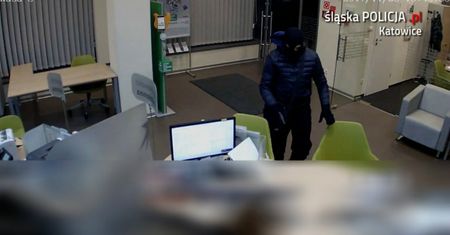 Tak wyglądał napad na bank w Katowicach. Złodziej zgubił pieniądze podczas ucieczki
