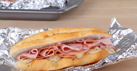 Pakowane kanapki są tak samo szkodliwe dla środowiska jak samochody. Nietypowe wyniki badań