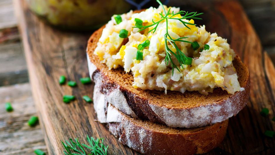 Pasta kanapkowa to jedna z propozycji na śniadanie.