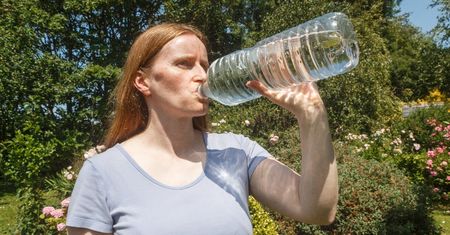 Jak schłodzić napój bez lodówki? Tym sposobem zrobisz to w 2 minuty
