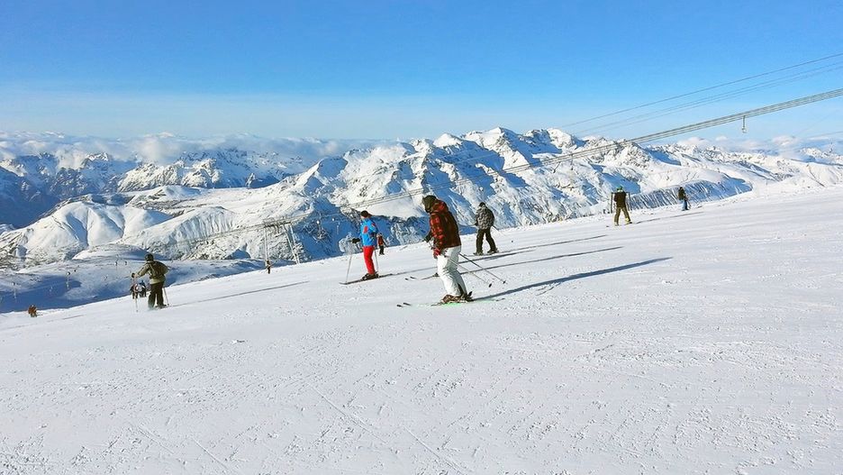 Narciarski i snowboardowy raj dostępny jest zazwyczaj od listopada do kwietnia