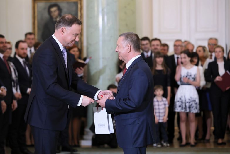 Sejm. Marian Banaś przyjmuje gratulacje po wyborze na szefa Najwyższej Izby Kontroli.