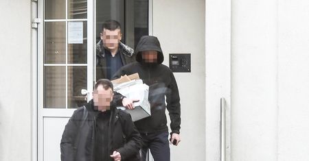 Ciężki dzień Mariana Banasia. Agenci CBA wynieśli z jego mieszkania pudła z dokumentami