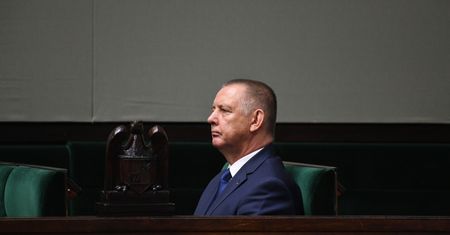 Marian Banaś oklaskuje expose Morawieckiego