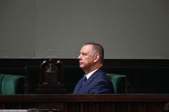 Marian Banaś oklaskuje expose Morawieckiego