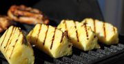 Grillowany ananas z orzechową kruszonką