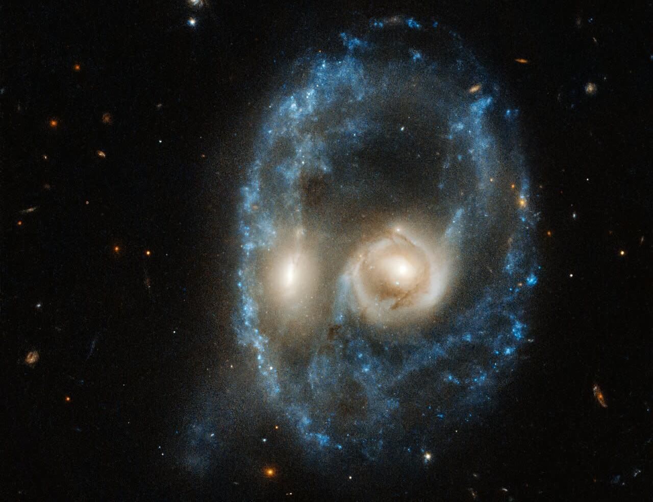 Upiorna "twarz" w teleskopie Hubble'a to w rzeczywistości zdjęcie ukazujące zderzenie dwóch galaktyk 