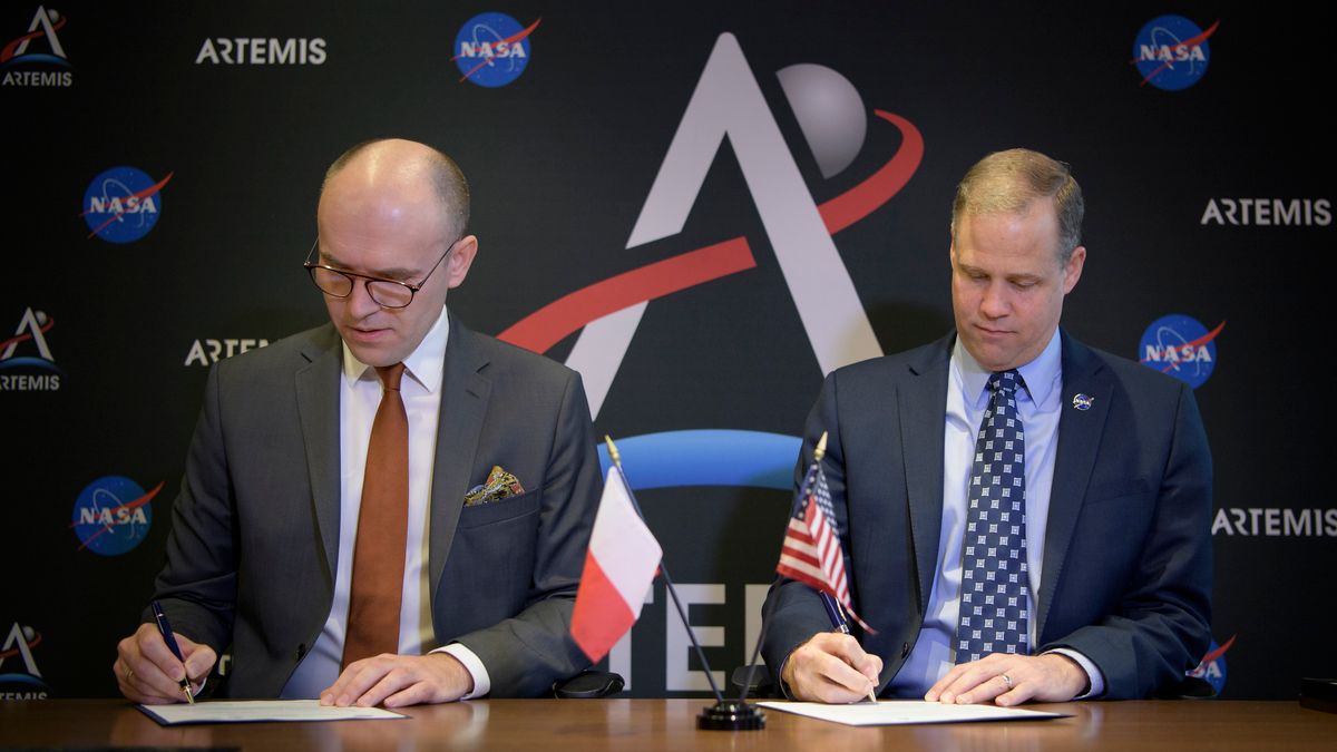 Porozumienie między NASA a POLSA podpisali: Michał Szaniawski i James Bridenstine.