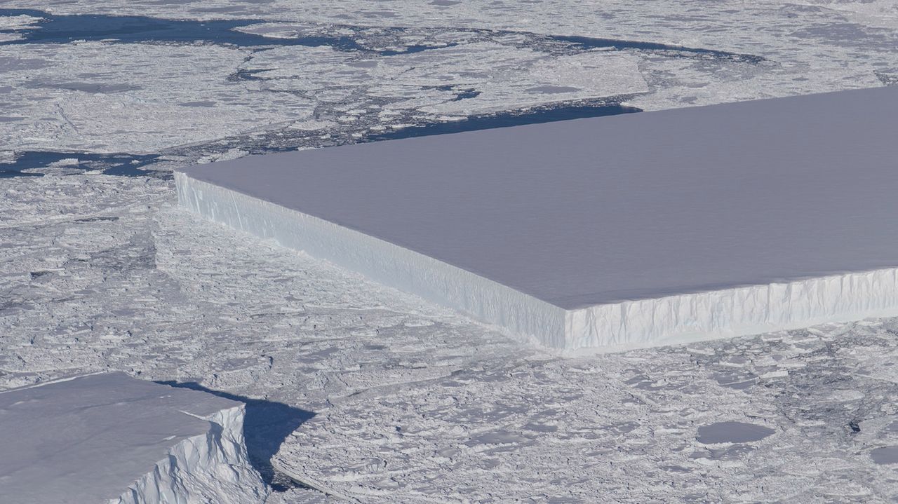 NASA pokazuje nowe zdjęcia dziwnej góry lodowej. Teraz widać jaki ma prawdziwy kształt
