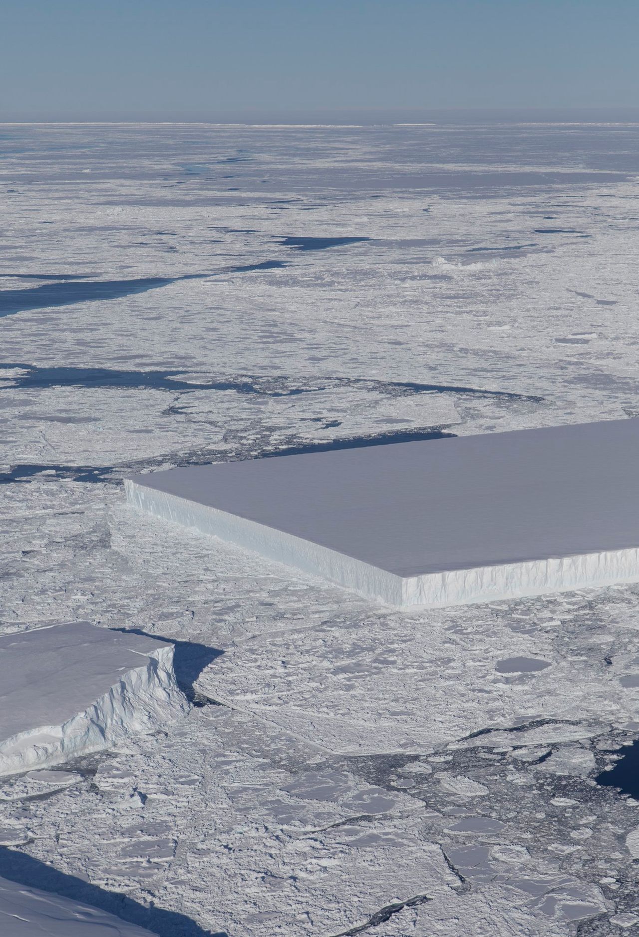 Gigantyczna góra lodowa o geometrycznym kształcie. Naukowcy tłumaczą, jak powstała