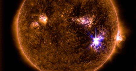 Największy od 12 lat rozbłysk na Słońcu. Zablokował komunikację radiową, za chwilę "oberwą" satelity