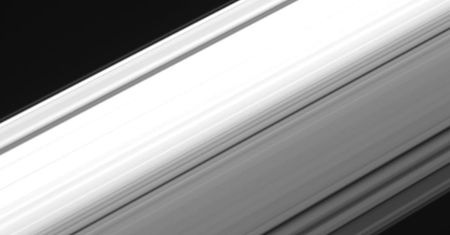 Sonda Cassini wysłała na Ziemię niezwykłe zdjęcia pierścieni Saturna. NASA pokazała je w formie GIFa
