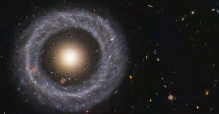 NASA: Obiekt Hoaga i niezwykła galaktyka wewnątrz...dwóch innych. Naukowcy nie wiedzą jak powstała