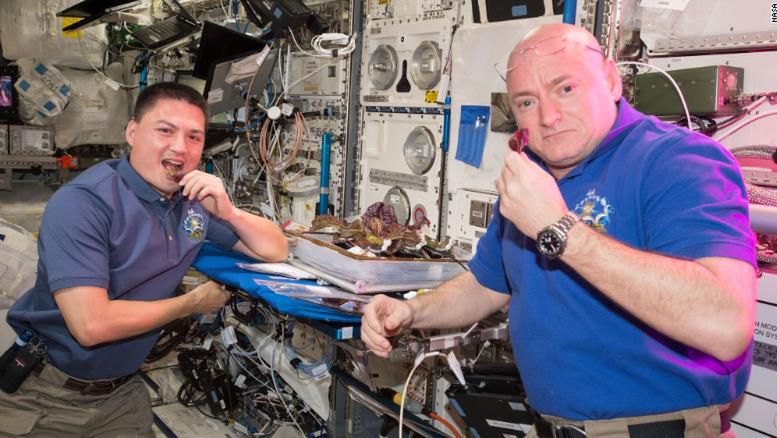 Kjell Lindgren i Scott Kelly jedzą sałatę rzymską wyhodowaną na pokładzie ISS