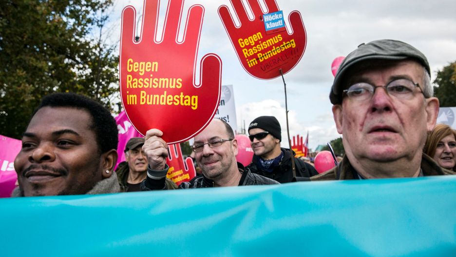 Demonstranci zebrali się przed Bramą Brandenburską w Berlinie.