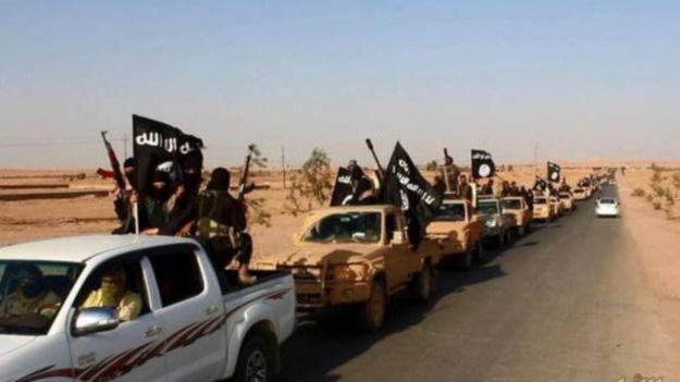 Defilada bojowników Państwa Islamskiego na drodze do miasta Rutba w prowincji Anbar