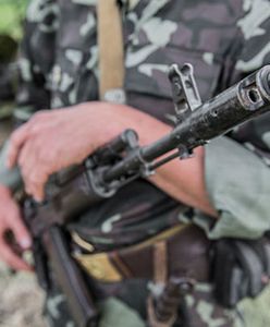 Ukraina: Masowe odejścia z armii, brakuje broni palnej