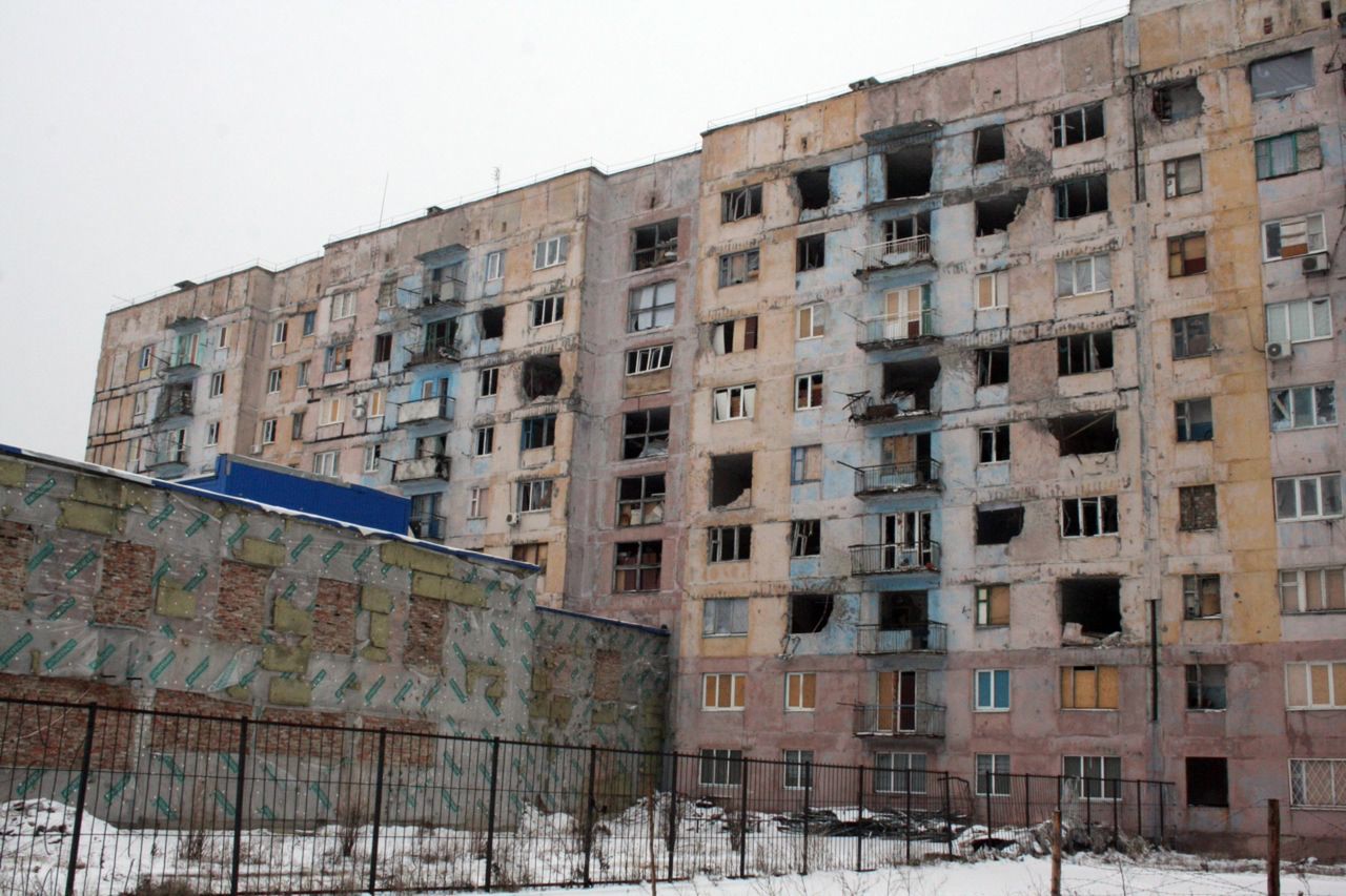 Blok mieszkalny w Awdijiwce zniszczony przez ostrzał artyleryjski separatystów 
