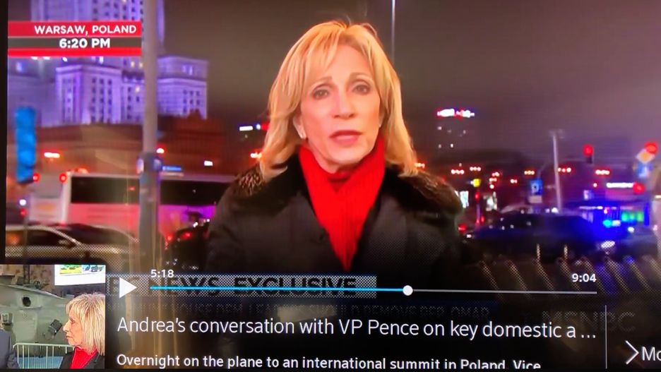 Amerykańska dziennikarka Andrea Mitchell podczas relacjonowania szczytu bliskowschodniego w Warszawie