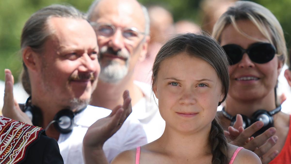 Greta Thunberg z rodzicami - matką Malene Ernman (po prawej) i ojcem Svante Thunbergiem (po lewej).
