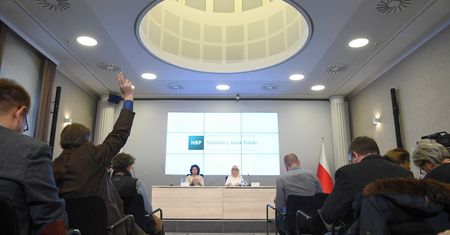NBP odwołuje się do poziomu płac w bankach. Tych danych jednak nie sposób sprawdzić