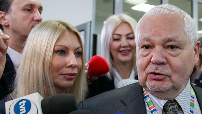Przecieki o zarobkach współpracowniczek prezesa NBP Adama Glapińskiego zelektryzowały opinię publiczną. 
