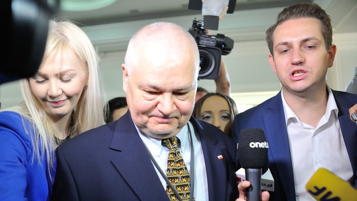 Zarobki w NBP elektryzują zarówno opinię publiczną, jak i polityków. 