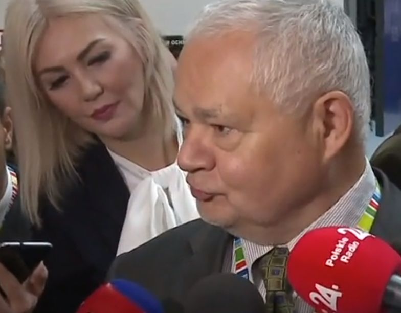Temat zarobków współpracowniczki prezesa Glapińskiego nie schodzi od kilku dni z medialnych czołówek