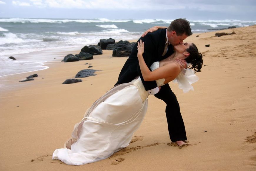Para nowożeńców na plaży 