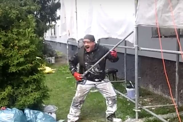 Budowlaniec zatańczył do hitu disco polo