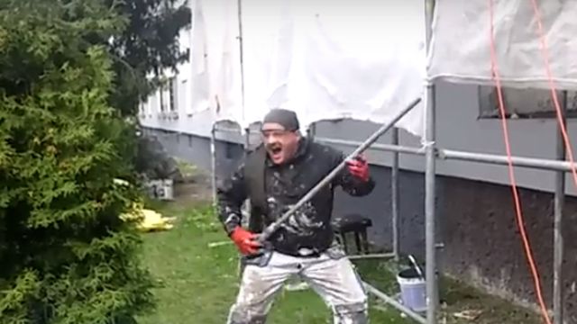 Budowlaniec zatańczył do hitu disco polo