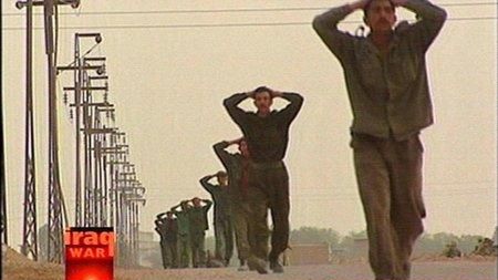 Iraccy żołnierze poddają się w południowym Iraku (fot. PAP/EPA)