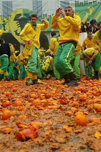 180 osób z obrażeniami po bitwie na pomarańcze
