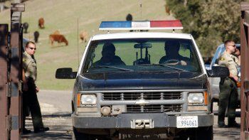 Radiowóz opuszcza ranczo Jacksona