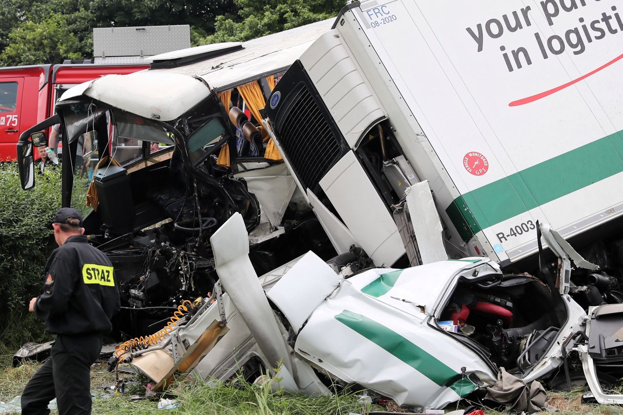 Tenczyn. Tragiczny wypadek na Zakopiance z udziałem autokaru z dziećmi. Dramatyczna akcja