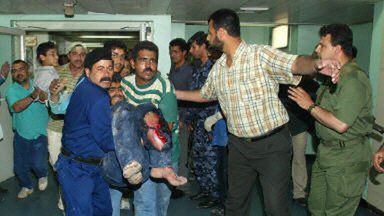 Ranny Palestyńczyk wnoszony do szpitala