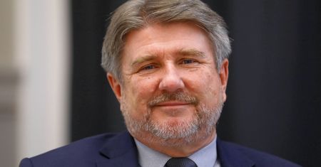 Politycy PiS tłumaczą się z lotów. Bogdan Rzońca: Przecież siedzenia nie ugryzłem