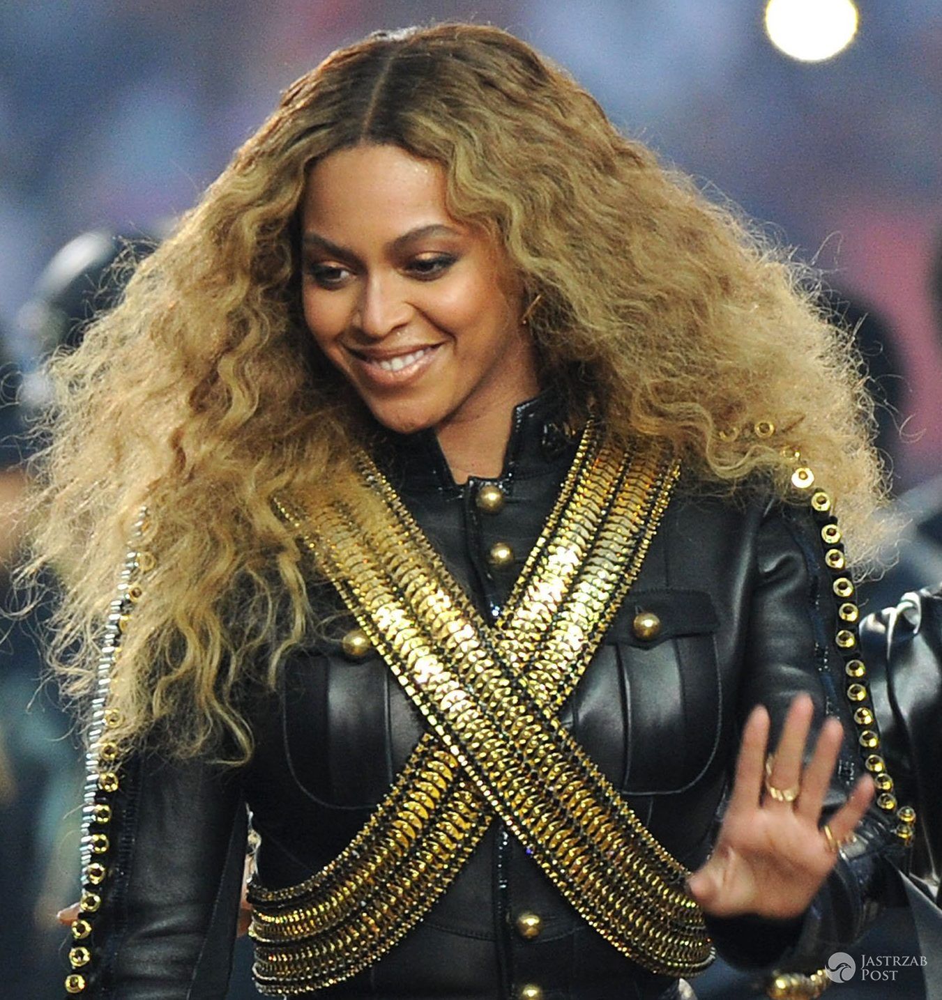 Beyonce nawilża usta, a przy okazji dodaje im odrobiny koloru, przy pomocy Smith's Rosebud Salve (ok. 24 pln) (fot. ONS)