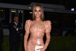 Beyonce w obcisłej kreacji. To cud, że mogła się w niej poruszać