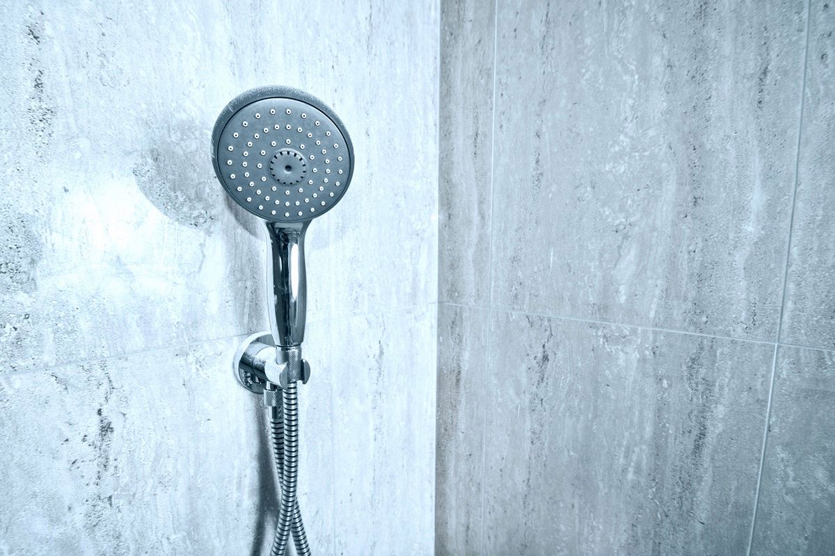 Jak skutecznie odkamienić słuchawkę prysznica? Fot. Freepik