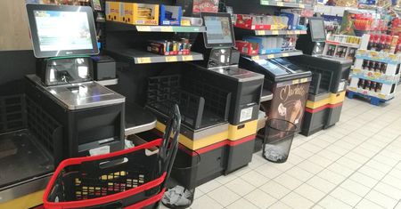 Przycisk na kasie w Biedronce. Jest ukryty, bo dzięki niemu klienci płacą mniej